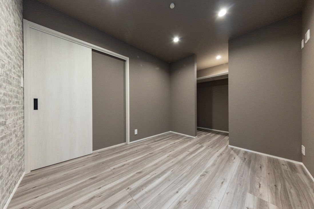 落ち着ける色合いでコーディネートしたモカグレーのマスターベッドルーム