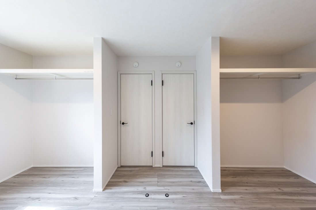 白でスッキリコーディネートしたオープンクローゼットもシンメトリーな子供部屋