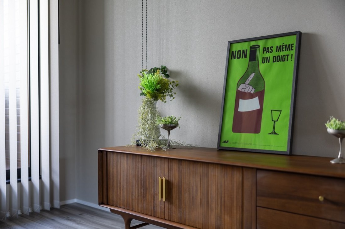 無彩色でスッキリした空間に、北欧ヴィンテージのサイドボードが温かみを与える