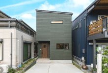 コンパクトな敷地にも存在感抜群のヴィンテージスタイルな外観