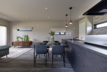 キッチンと統一感を持たせ、ブラックがアクセントなダイニングセット