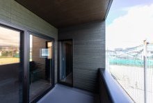 晴れた日にテラス窓を開け放てばリビング空間はソトにも繋がりながら広がる