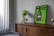 無彩色でスッキリした空間に、北欧ヴィンテージのサイドボードが温かみを与える