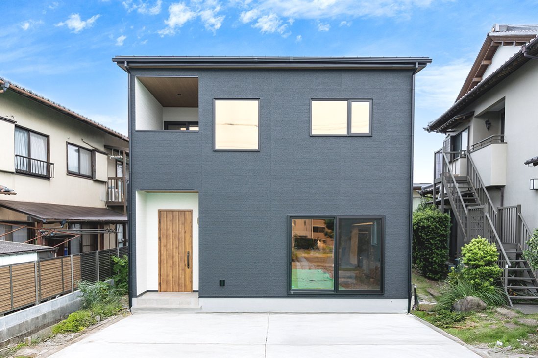 インナーバルコニ―の凹凸が建物のアクセントにもなる端正な外観