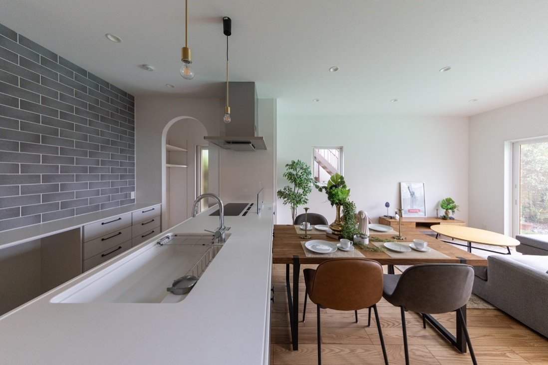 スッキリ収納なキッチンの奥にはオシャレなアーチ開口のパントリー