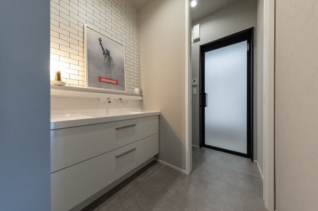 デザイナーズホテルのような清潔感のあるロングカウンターの洗面