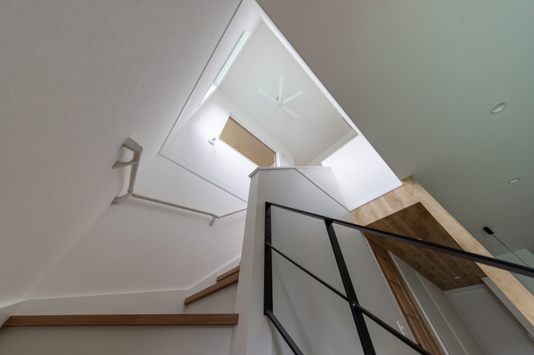 優しい陽の光を注いでくれる吹抜けは階段も兼ね心地よい生活動線