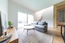 白を基調にアイアンの黒と木目の優しさがアクセントのリビング