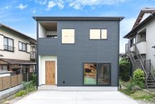 インナーバルコニ―の凹凸が建物のアクセントにもなる端正な外観