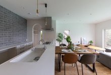 スッキリ収納なキッチンの奥にはオシャレなアーチ開口のパントリー