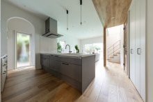 シンプルな対面のペニンシュラキッチンはLDKの開放感が◎