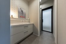 デザイナーズホテルのような清潔感のあるロングカウンターの洗面