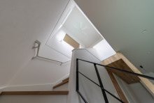 優しい陽の光を注いでくれる吹抜けは階段も兼ね心地よい生活動線