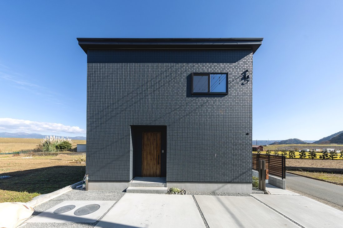 整然とした目地と表面の繊細な表情が品のあるネイビーを演出する外観