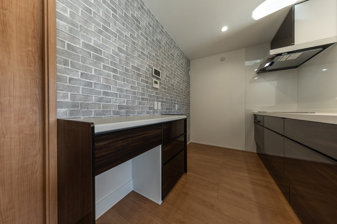 ダークウッドとグレーのブリックでコーデしたシックを装うキッチン