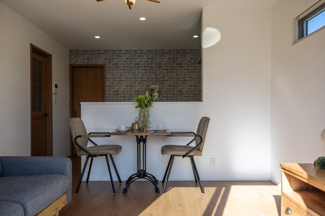 チェリー材のブラウンカラーが温かみを感じさせる柔しい空間