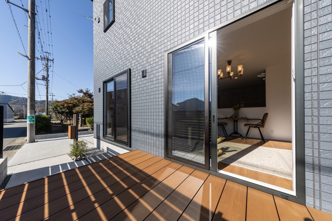 リビングのテラス窓を開け放てばフラットにつながるウッドデッキ