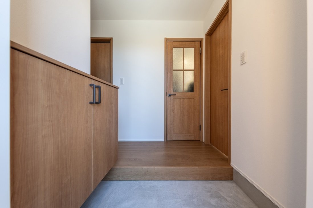 モルタル打ちっ放し×チェリーの木肌感が北欧テイストを感じさせる