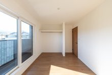 インナーバルコニーから差込む陽射しがあたたかく心地よい居室