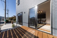 リビングのテラス窓を開け放てばフラットにつながるウッドデッキ