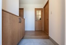 モルタル打ちっ放し×チェリーの木肌感が北欧テイストを感じさせる