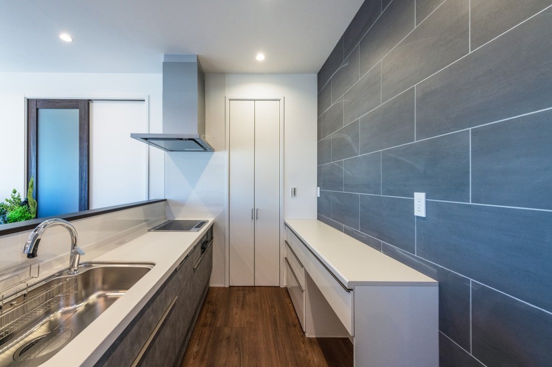 ドイツ製の無機質な大判タイルがスタイリッシュなキッチン