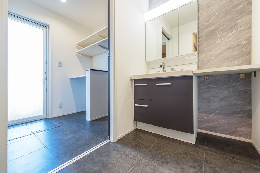 エイジングされたモルタル調のフロアタイルはメンテナンスもラク