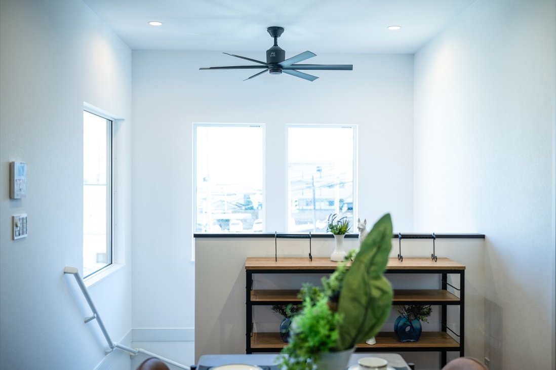 シーリングファンの先の景色に「海」を想像できそうな「吹抜け」