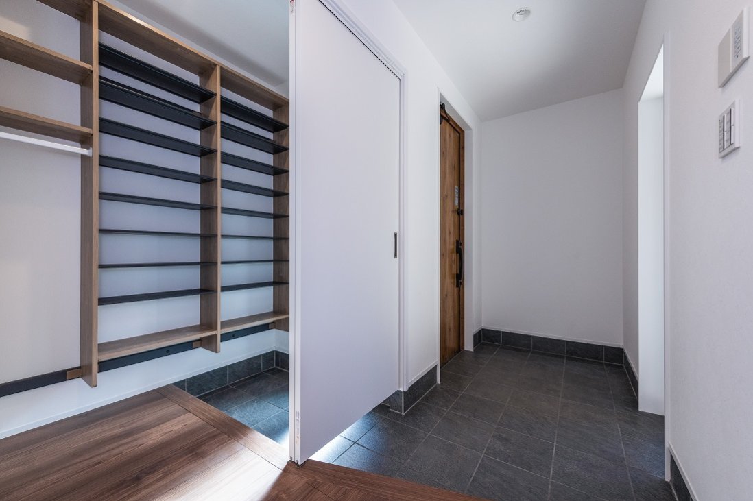 たくさんの靴などを収納できる便利なウォークスルーができるSCL