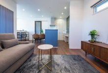 空・海・波をイメージしたBLUEの色や質感をアクセントにしたLDK