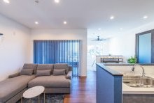 バーチカルブラインドで光の量も調節できる穏やかなリビング