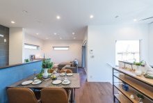 吹抜けに設けた大きな窓やバルコニーを望む窓から沢山の陽が注ぐ