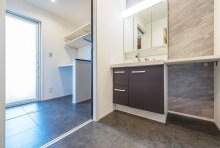 エイジングされたモルタル調のフロアタイルはメンテナンスもラク