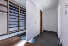 たくさんの靴などを収納できる便利なウォークスルーができるSCL