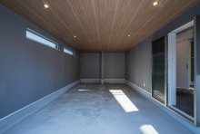 モルタル×グレー×ウッドでヴィンテージ感漂うインナーガレージ