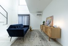 吹抜けから降り注ぐ柔らかな陽の光が心地良いリビング空間