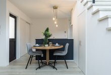 特徴のあるペンダントや黒を使ったコーデがカフェのようなダイニング