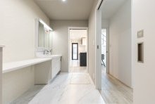 玄関ホールからもキッチンからも行き来ができるウォークスルー洗面