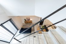 吹抜け階段をアイアンブラックの手摺りにすることで生まれる開放感