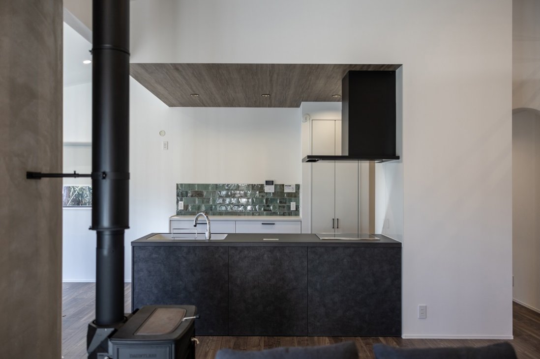 ラテカラーとモルタルの質感が、白基調のLDKにアクセントを創る