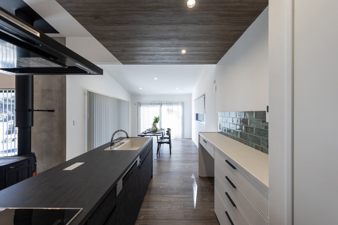 キッチン天井の落着きある木目は、空間にメリハリを与えてくれる