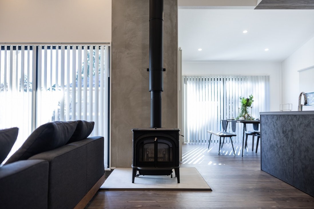 「薪ストーブ」はLDKの中心から家族と家中を温もりで包んでくれる