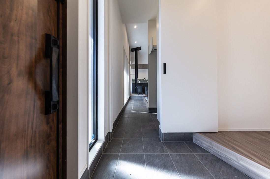 玄関から靴を履いたままリビングにも行ける土間のアプローチ