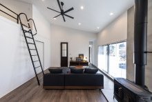 土間のアプローチや「薪ストーブ」がスローな暮らしを叶えるリビング