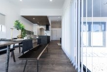 ３面採光の独立させた明るいダイニングもスローな時間が流れる空間