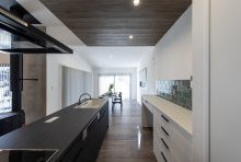 キッチン天井の落着きある木目は、空間にメリハリを与えてくれる