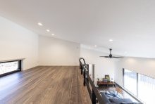 ９帖もあるロフトは、寝床・収納・シアターとアイデア次第の快適空間