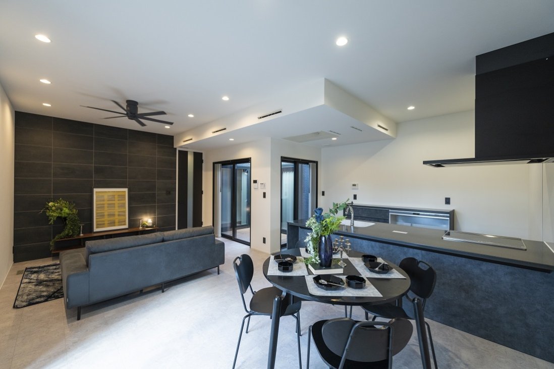 壁一面の大判タイルやDKもブラックが引き立つシックな空間