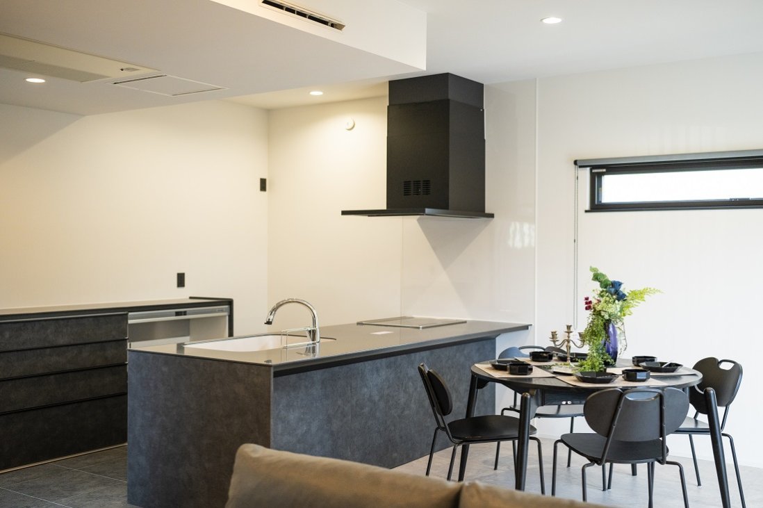 フルフラットでフルオープンの対面キッチンは遮りのない開放感が◎