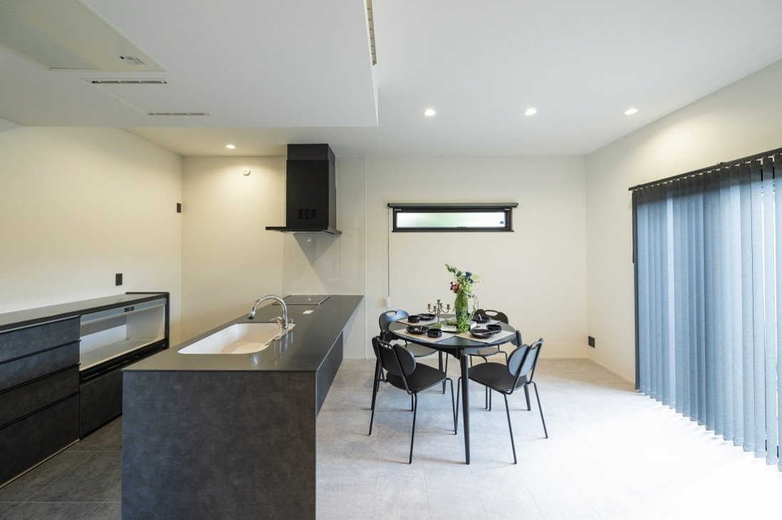 モノトーンな石目調のコーデはホテルライクに清潔感も感じさせる